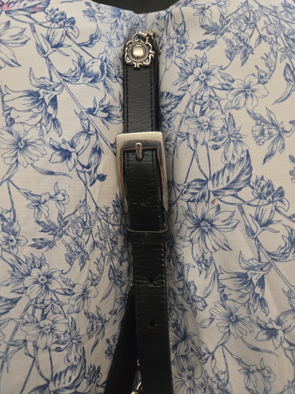 vintage-style black leather belt featuring ornate silver-tone concho medallions - Picture 3 of 6
